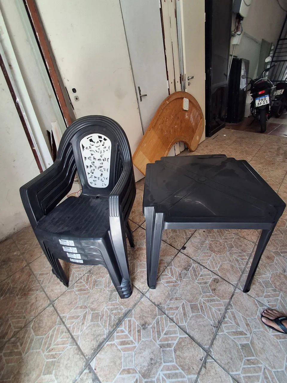 CADEIRA DE PLASTICO COM BRAÇO ENTREGO HOJE - Foto 2