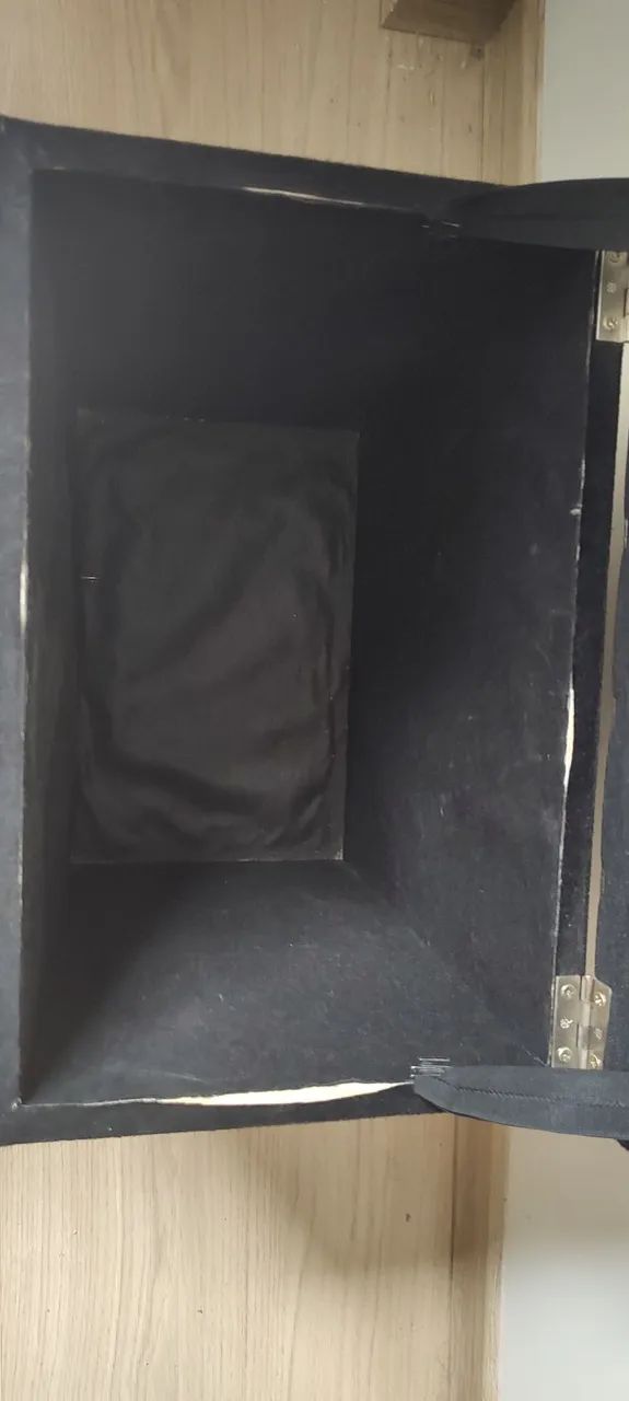 Escada aveludada com baú  - Foto 4