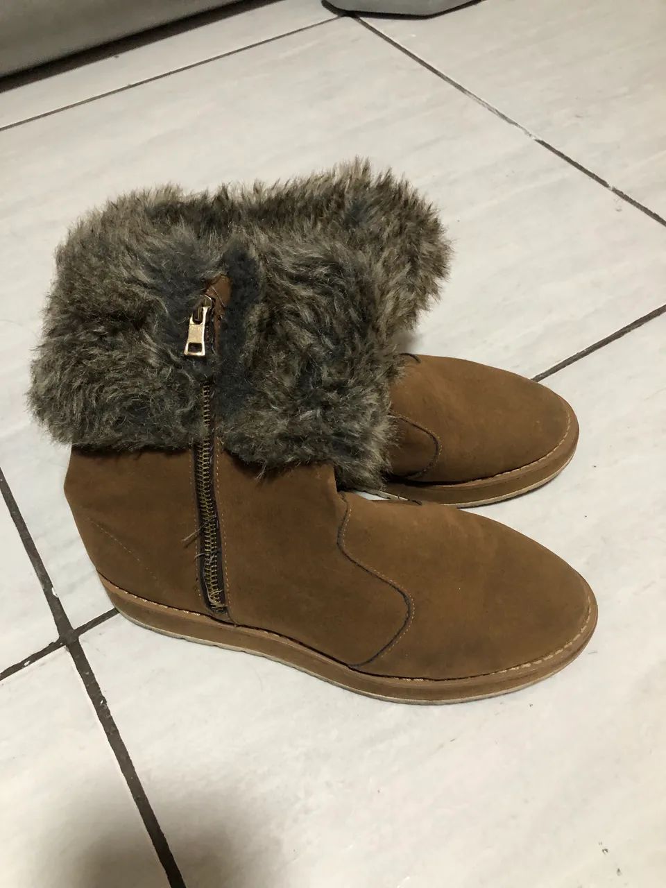 Bota feminina com pelinhos 