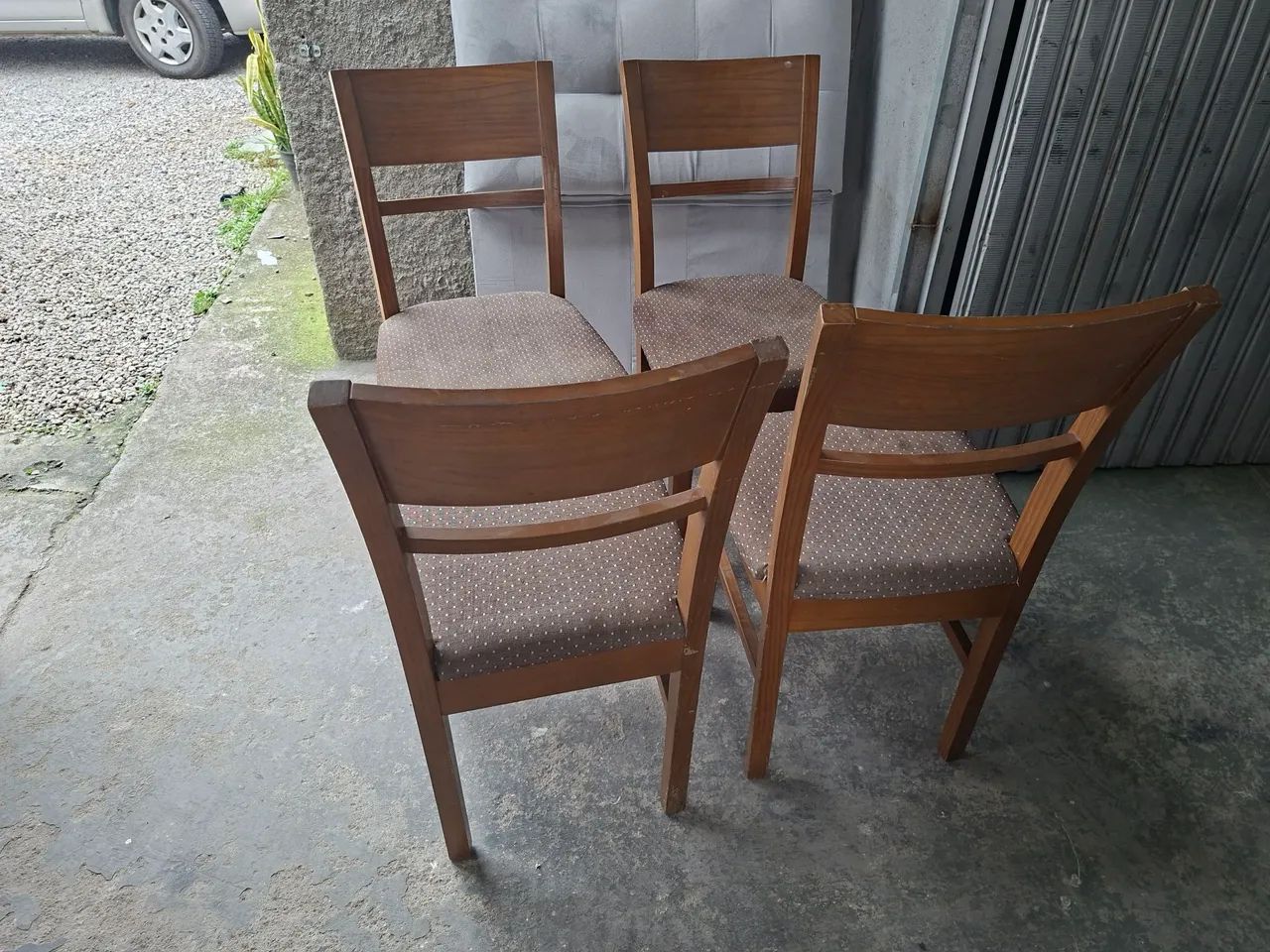 Vendo 4 cadeiras de madeira entrega 