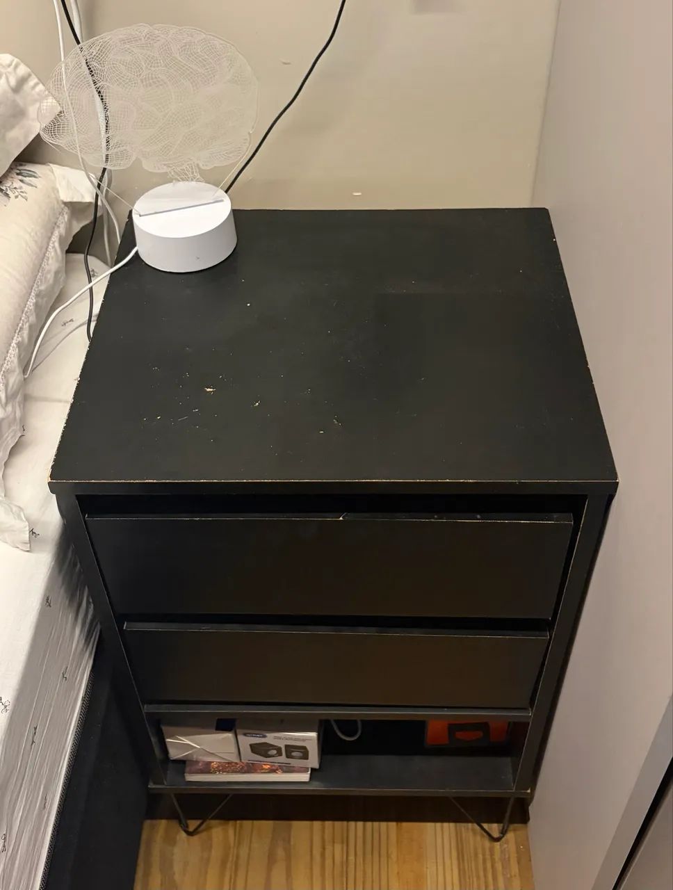 mesa de cabeceira moderna preta com duas gavetas espaçosas  - Foto 2