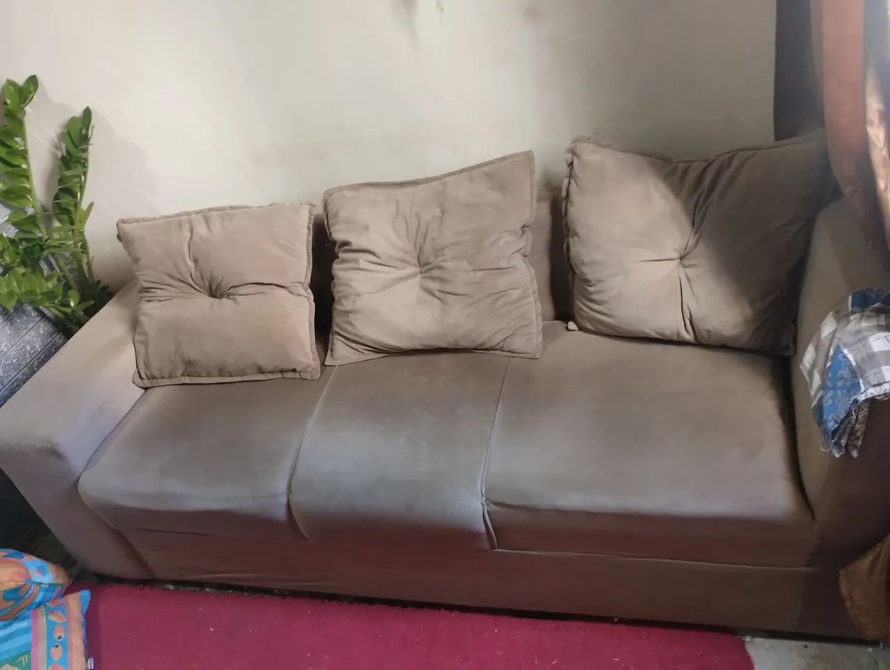 Vendo um sofá de três lugares vem com almofada grande r - Foto 4