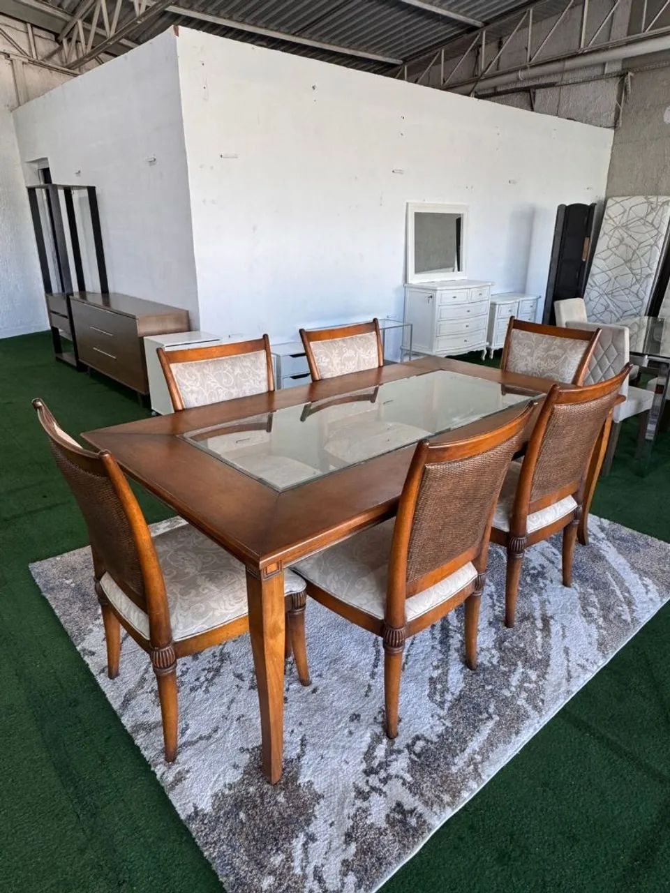 Mesa de Madeira com Vidro Bisotê 6 cadeiras