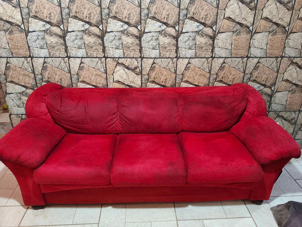 Sofá de 3 lugares vermelho
