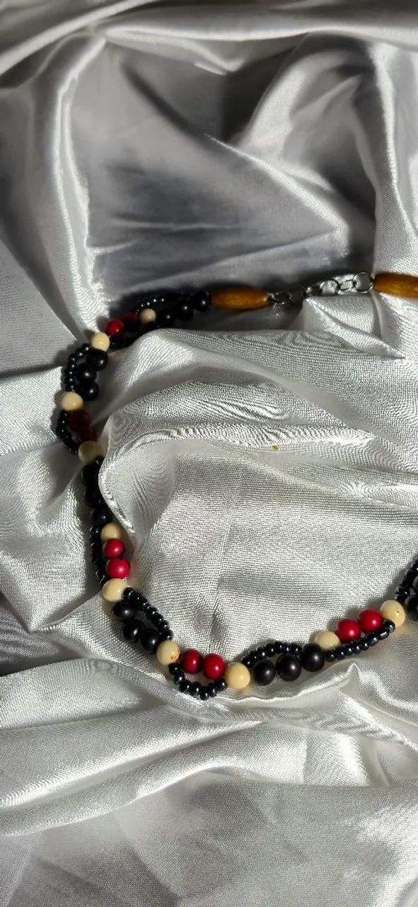 Colar borboleta castanha vermelha 