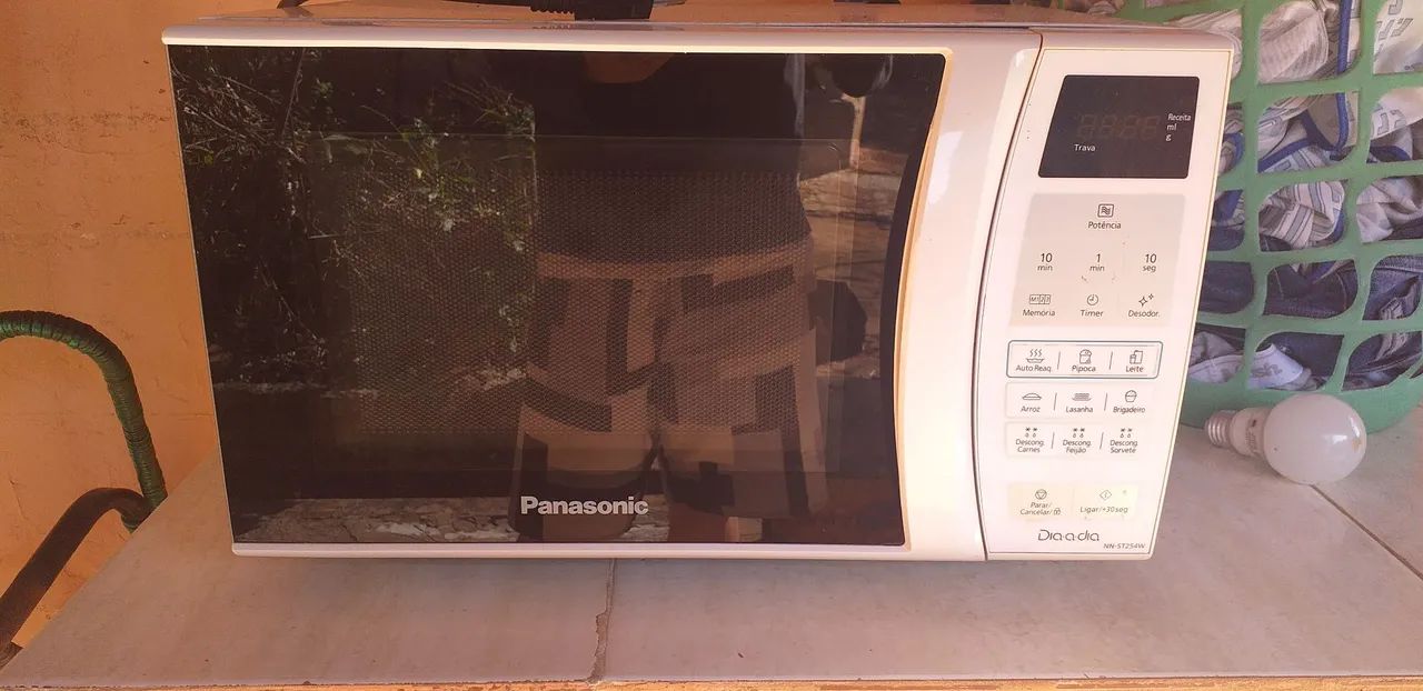 Microondas panasonic com defeito R$ 100.00 - Foto 3