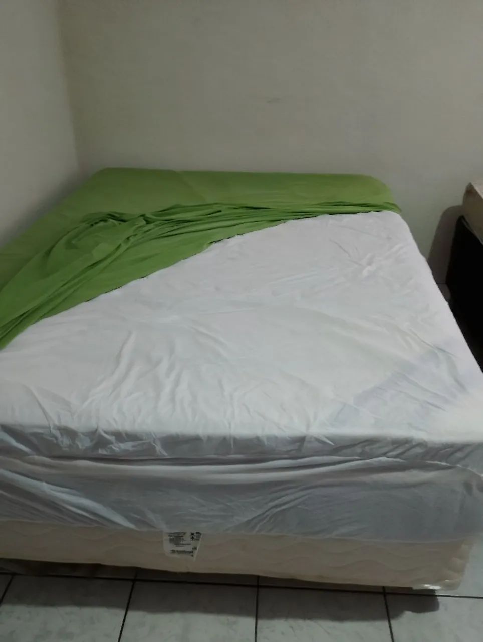 Cama casal com protetor de colchão 
