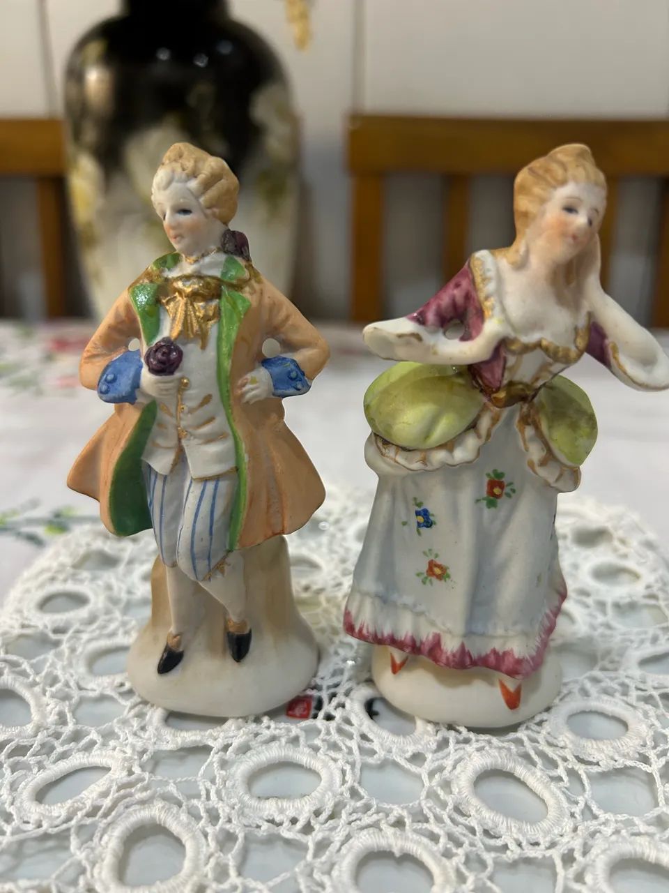 Casal de época em porcelana biscuit  
