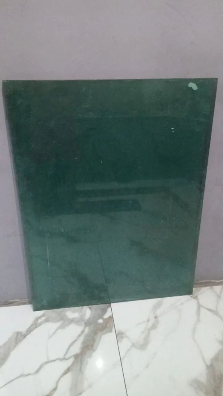 Vendo vidro verde resistente em perfeito estado  ideal para tampo de mesa e outras coisas 