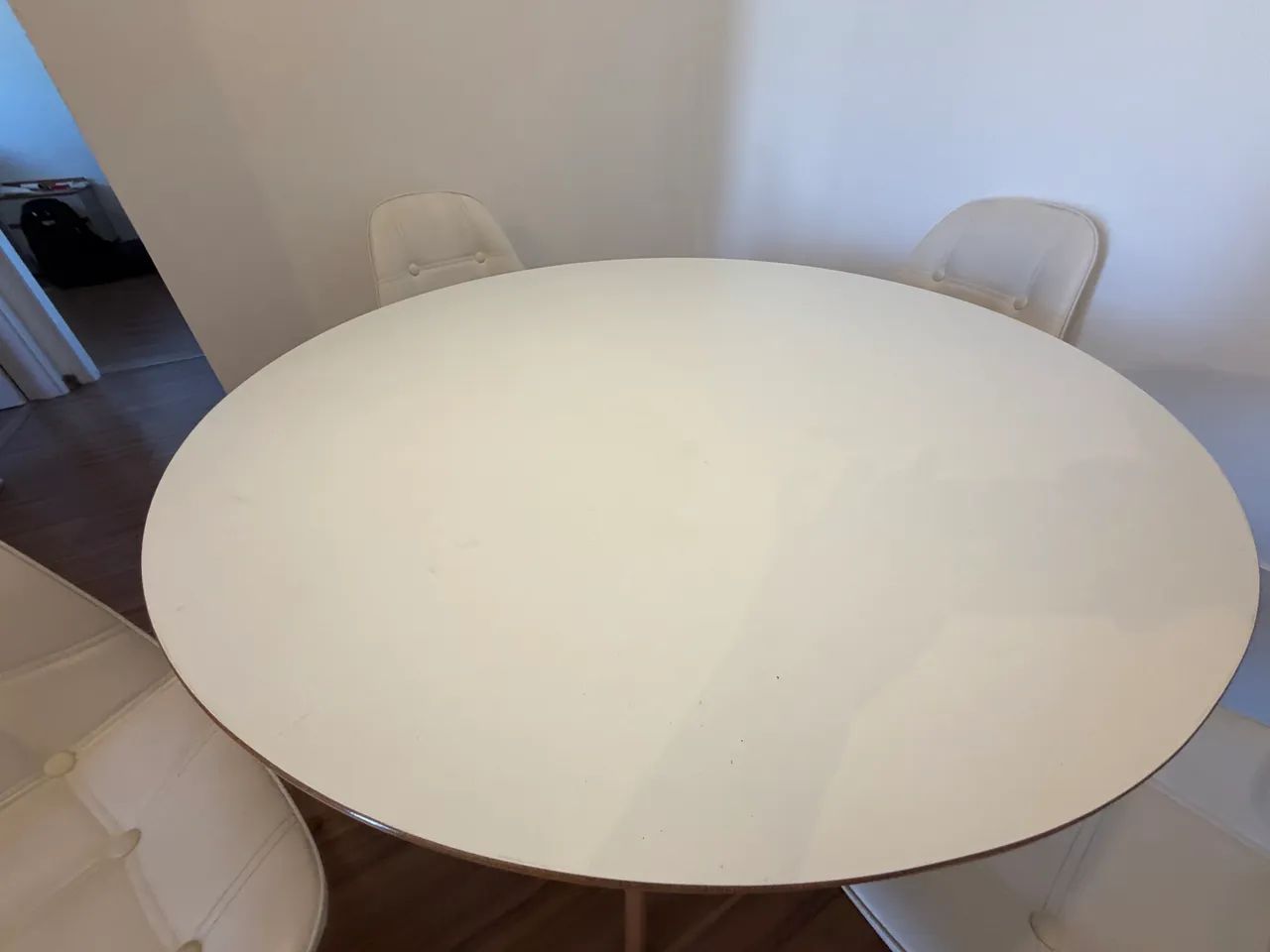 Conjunto Mesa de Jantar c 4 Cadeiras em perfeito Estado Modelo EAMES EIFFEL  - Foto 3
