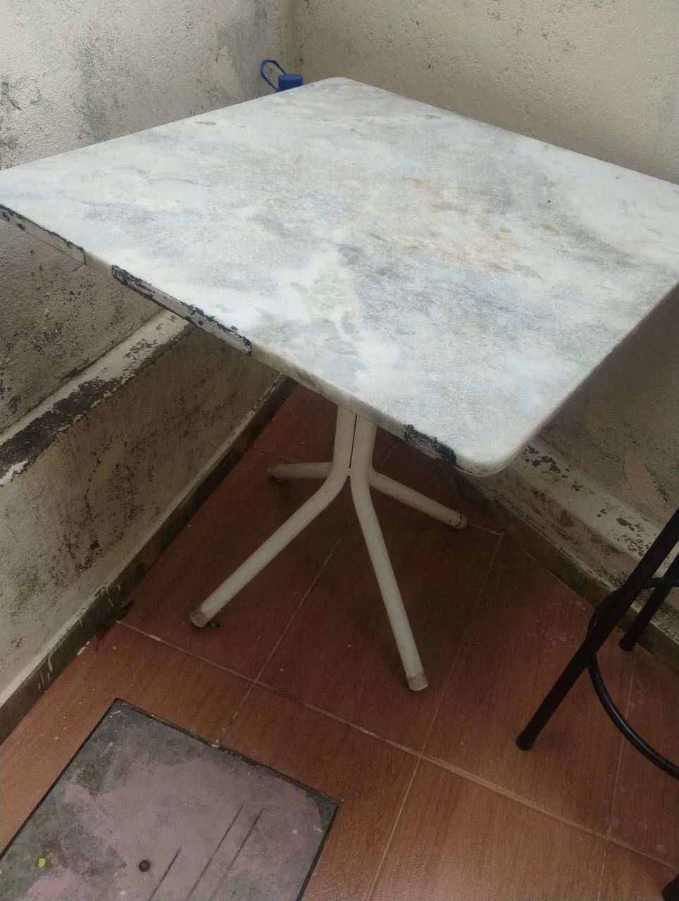 Mesa com pedra de mármore 
