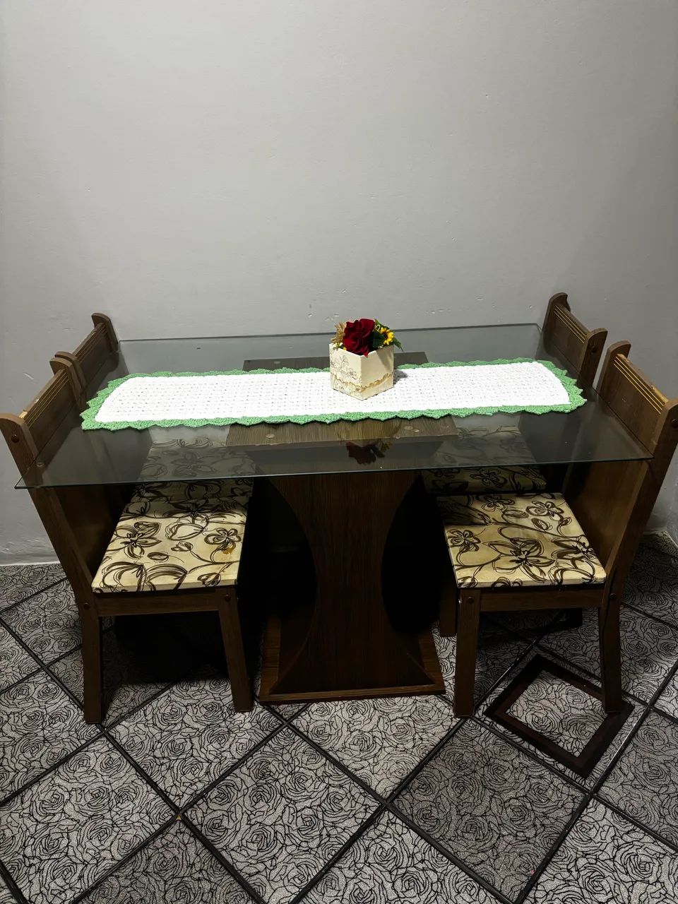 Mesa de vidro com 4 cadeiras 