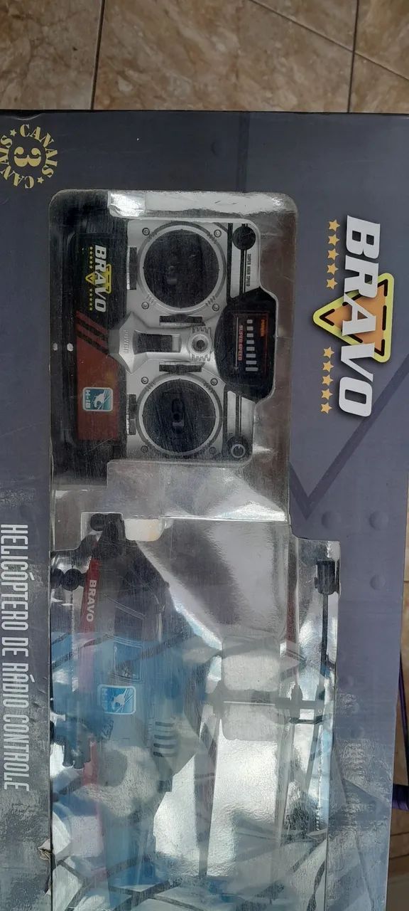 V/T UM  HELICÓPTERO com rádio controle , semi novo , bateria recarregável , semi novo .l  - Foto 4
