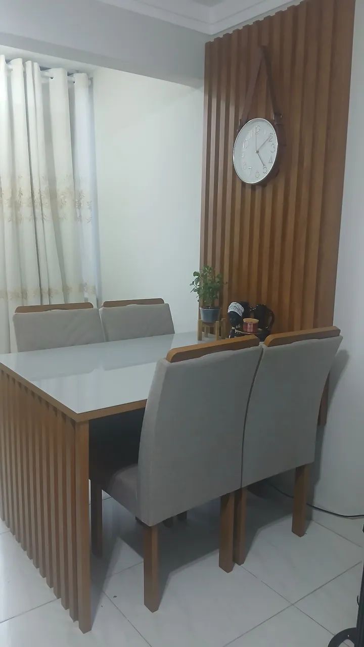 Mesa com cadeiras e painel ripado - Foto 2