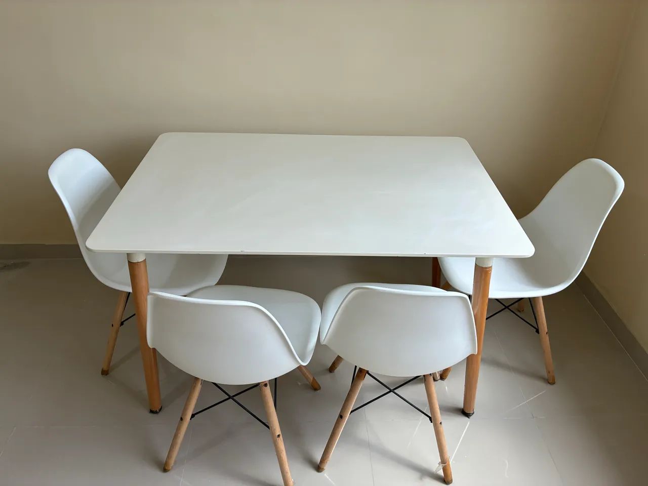 Mesa Eames com 4 cadeiras 