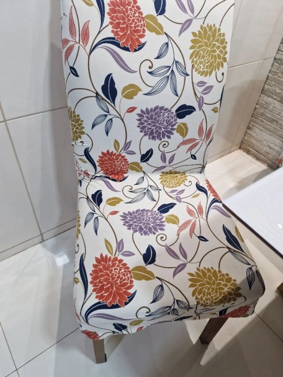 Mesa com 4 cadeiras maciça 