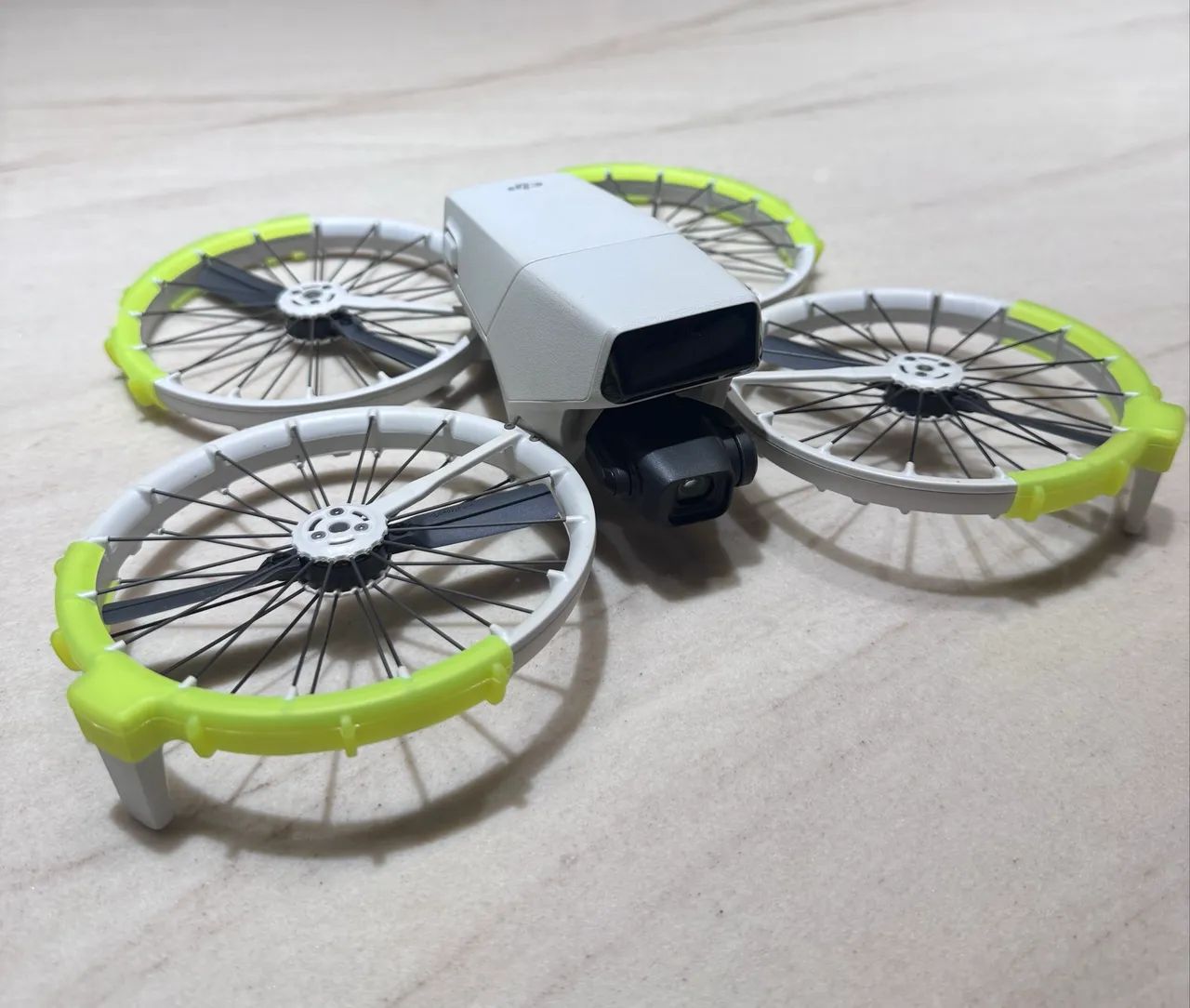 Drone DJI Flip com tela, bateria reserva e sem detalhes 