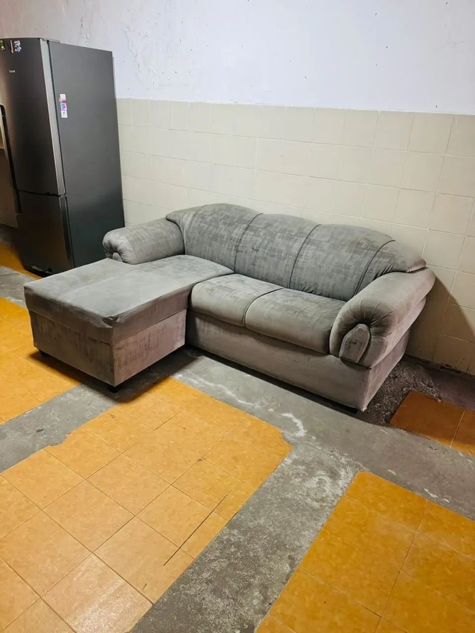 Sofá chaise 3 lugares na cor cinza em ótimo estado de conservação  - Foto 3