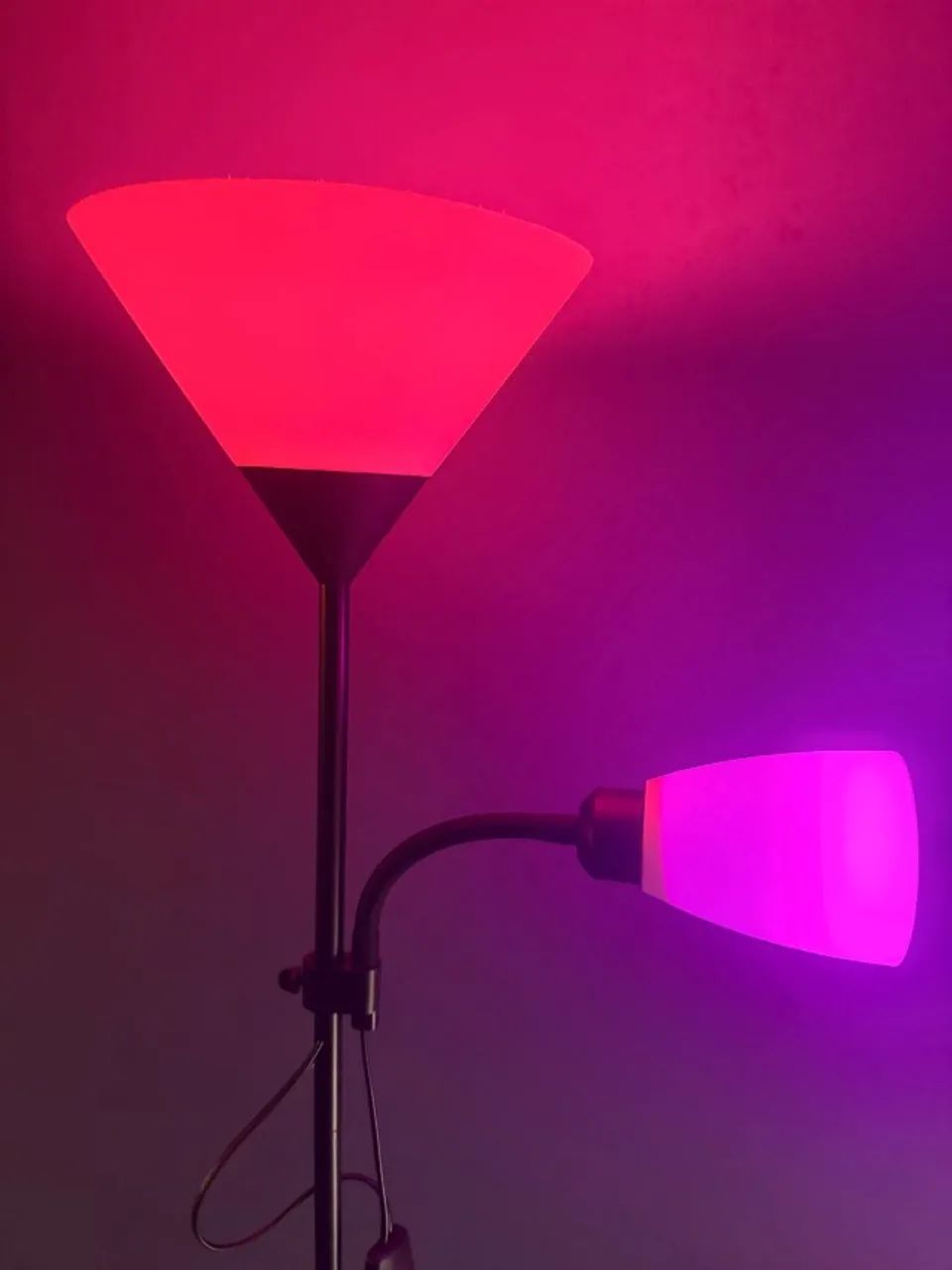 Luminária de piso + 2 lâmpadas inteligentes Wi-Fi RGB - Foto 2