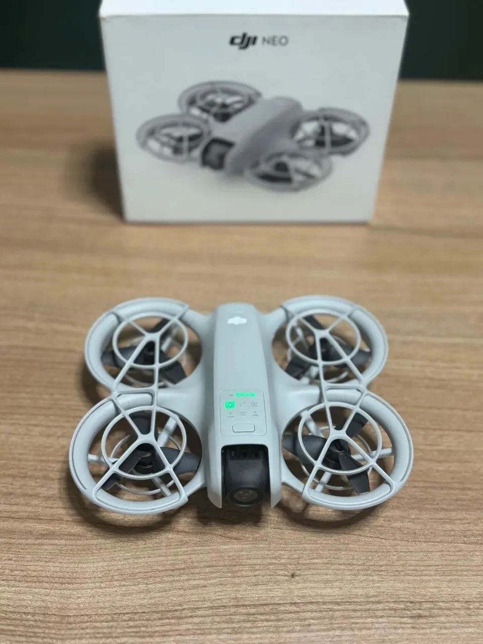Drone DJI Neo 1 com rádio controle 