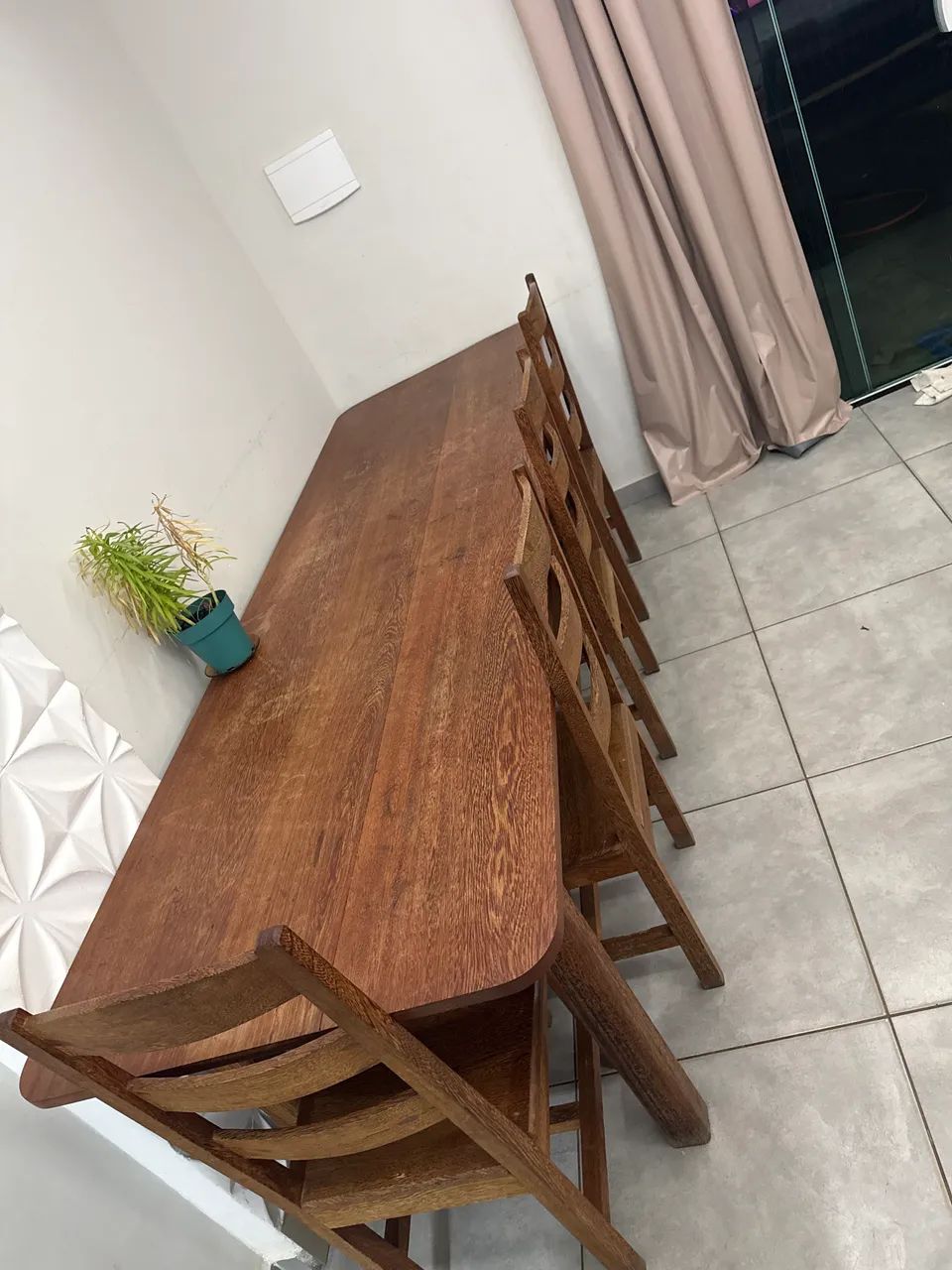Mesa angelim pedra c / 4 cadeiras intactas 