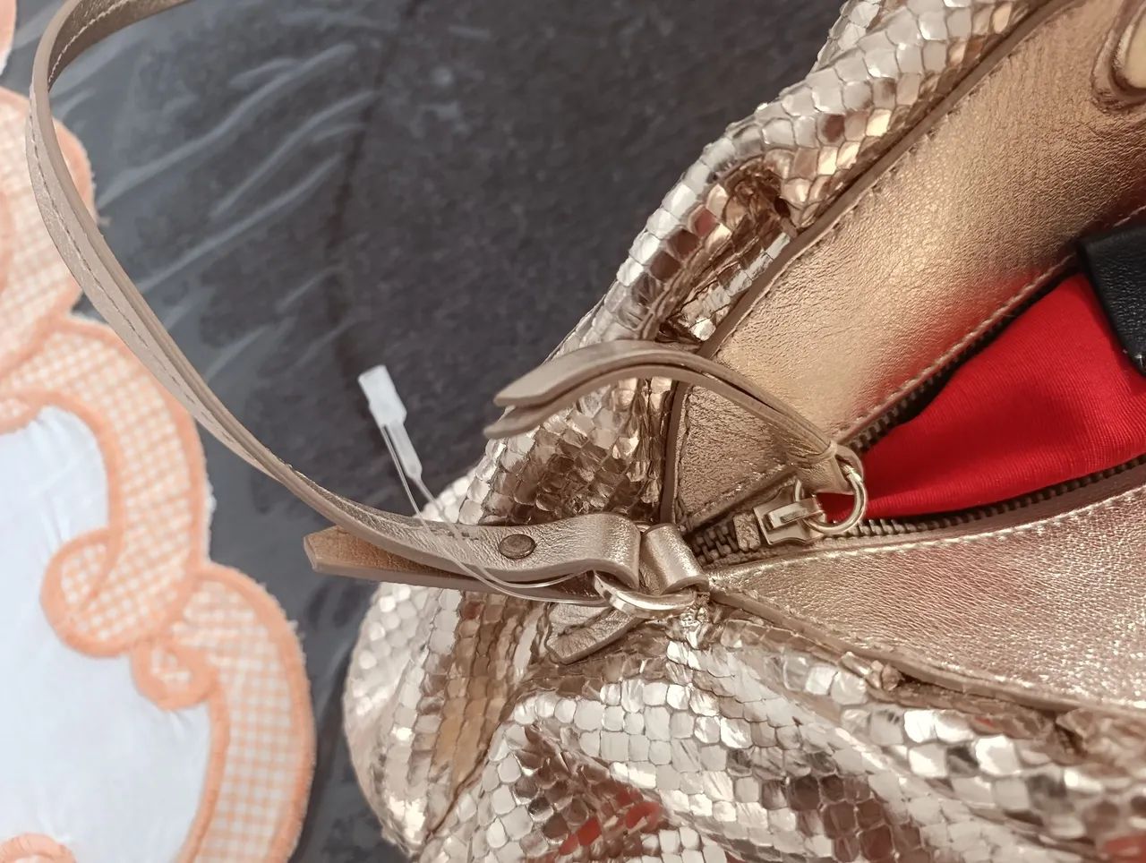 Bolsa Schutz dourada  - Foto 3