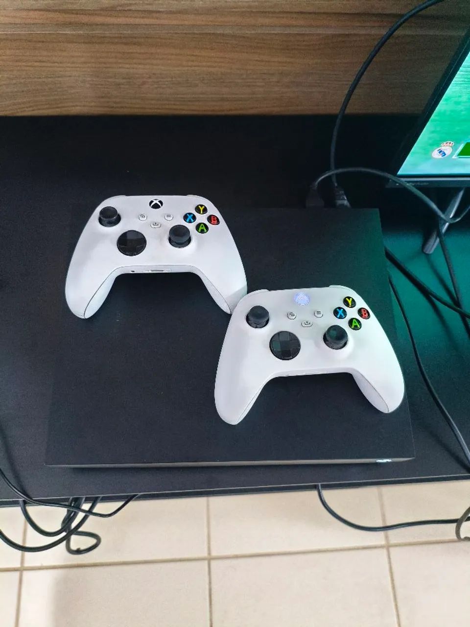 Xbox one X 1TB com 2 controles séries  - Foto 2