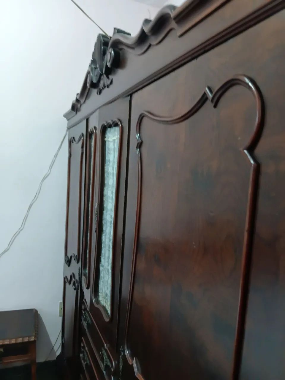 Dois guarda roupas clássicos estilo Chippendale. - Foto 5