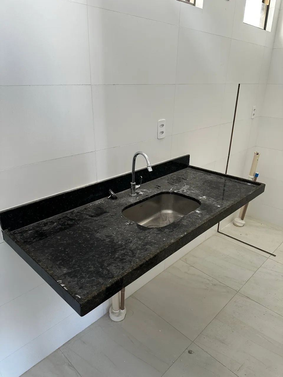 Bancada de 1.80 em granito verde Ubatuba com pia inox escovado Docol  