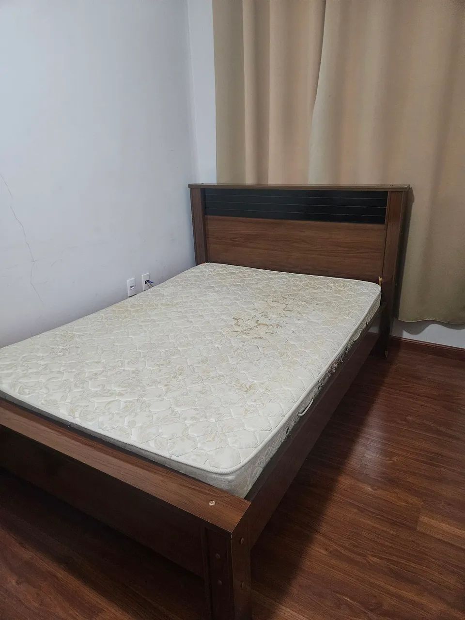 Jogo de quarto completo com cama de casal com dois criados, guarda roupas, cômoda. - Foto 4