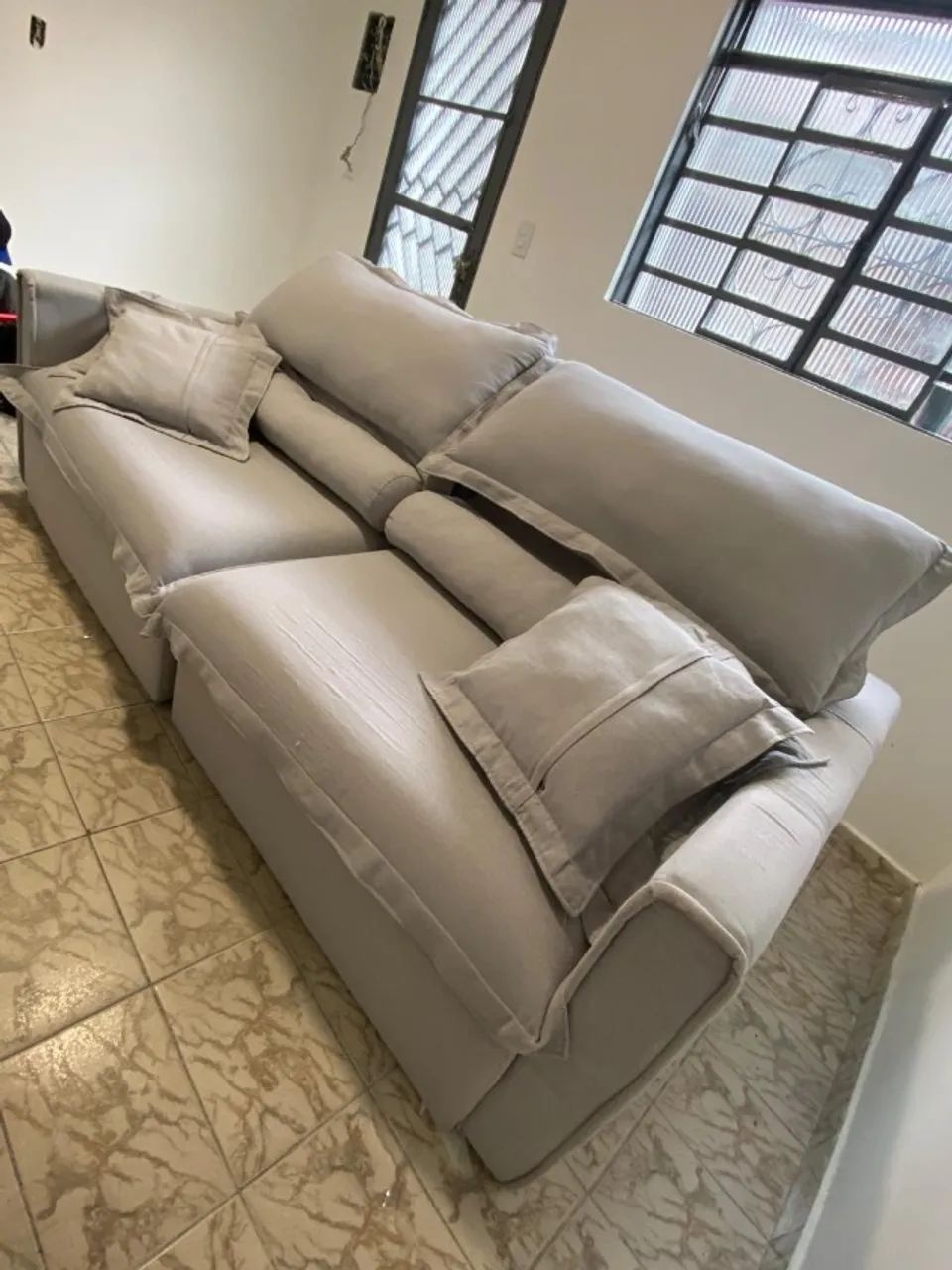 Sofá Marvin Retrátil e Moderno - Seminovo 2.20m