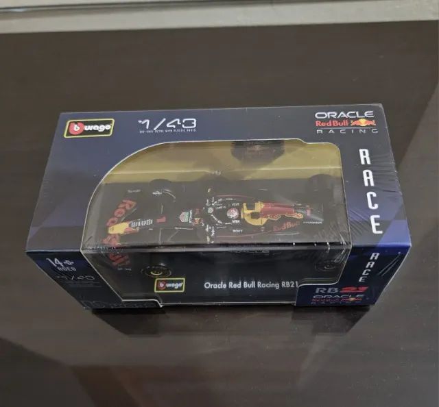 Miniatura Fórmula 1 Max Verstappen 1/43 - Oracle Red Bull com capacete - Burago - Foto 2