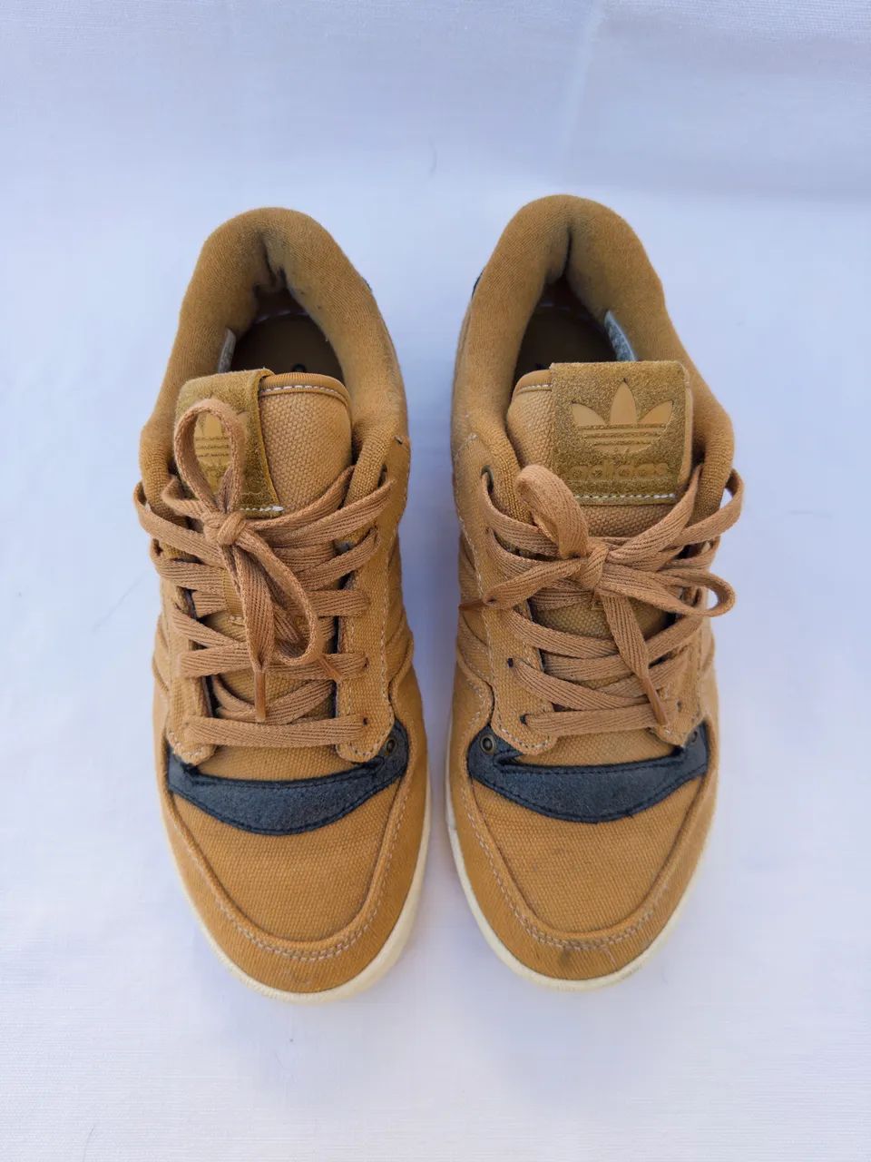 Tênis Adidas Rivalry low bege - Foto 2