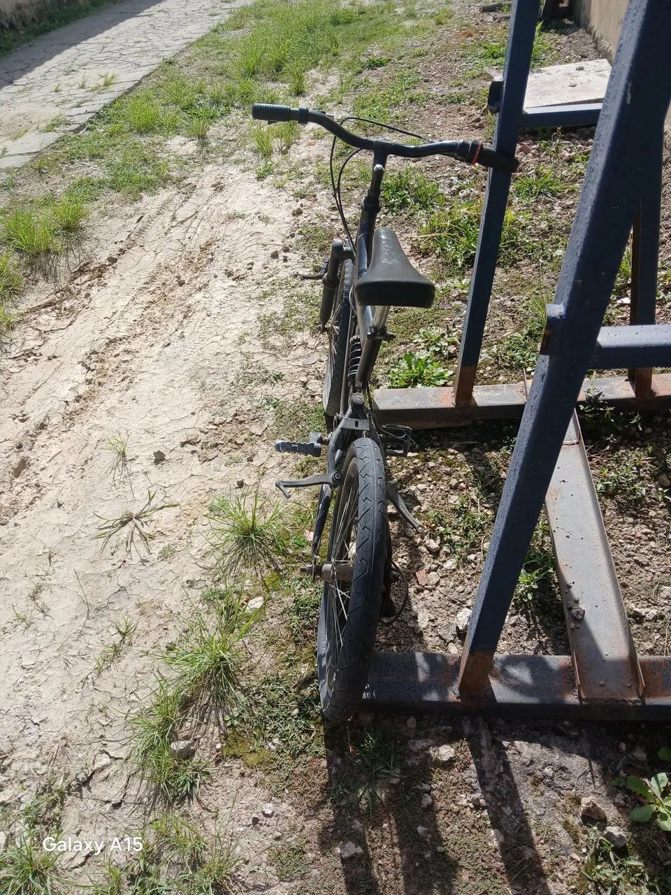 Bicicleta ? aro 20 com mola cor: preta  - Foto 3