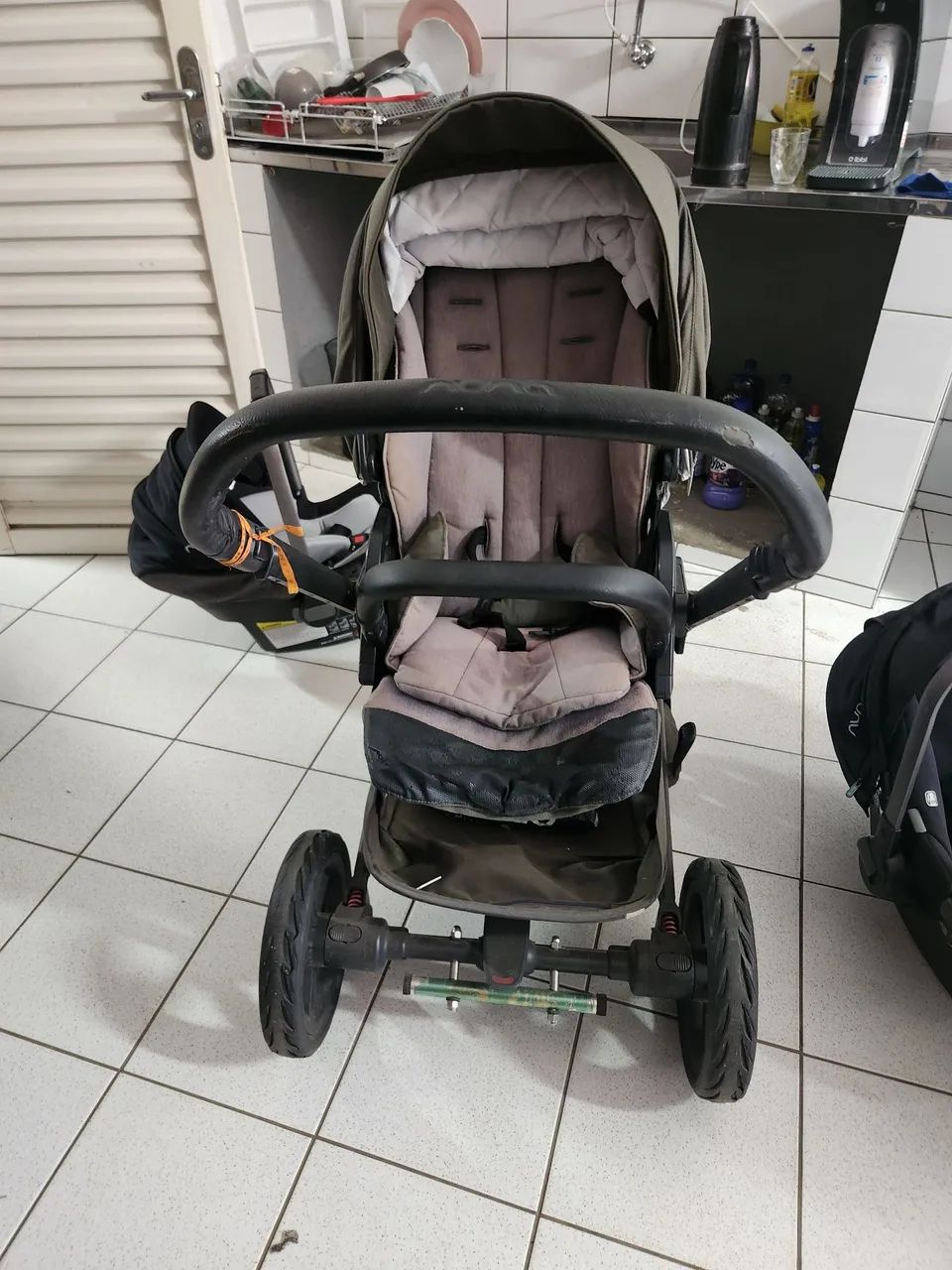 Carrinho mais bebê conforto com base Nuna pipa