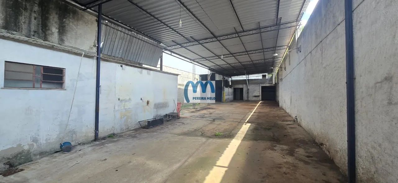 Galpão com 1.065.00 M2 de área construída próximo ao Supermarket do Rocha.