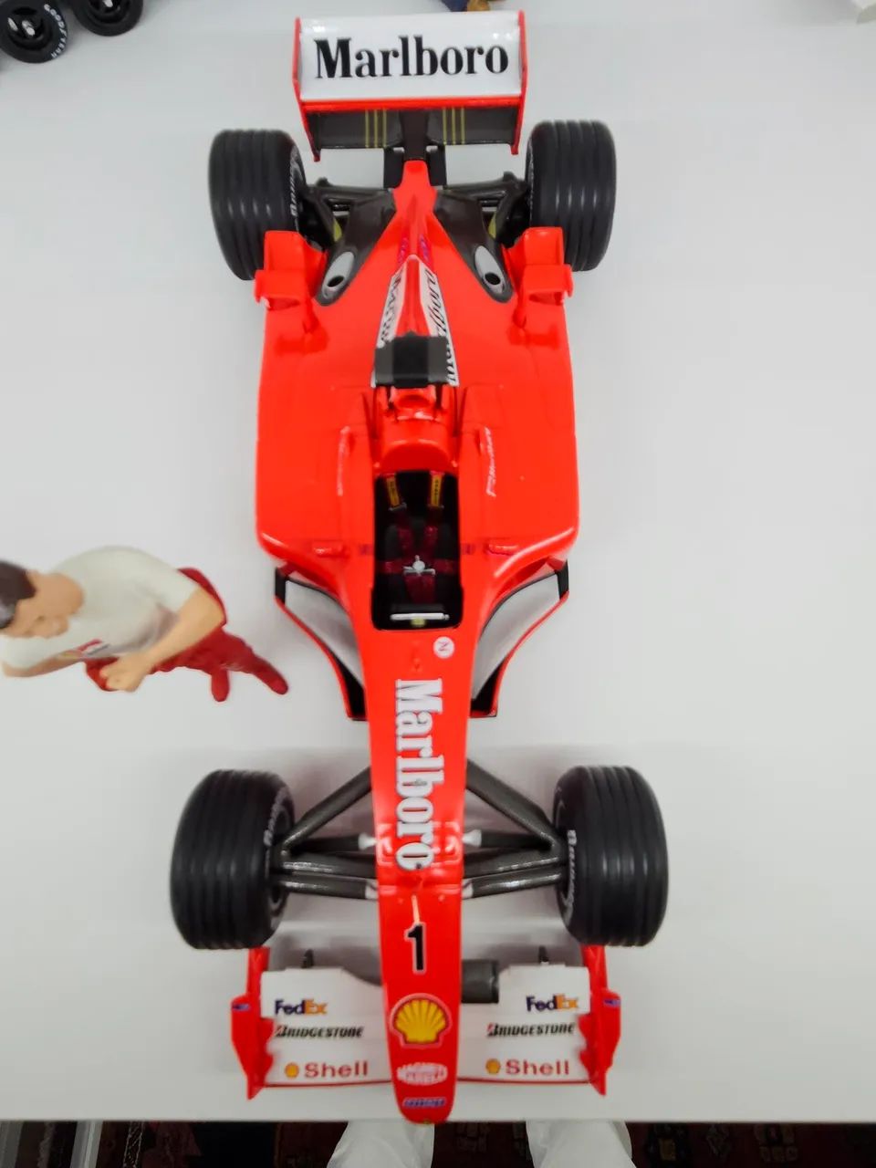 Ferrari F2001 Schumacher 1/18 Hot Wheels Elite + boneco. - Hobbies