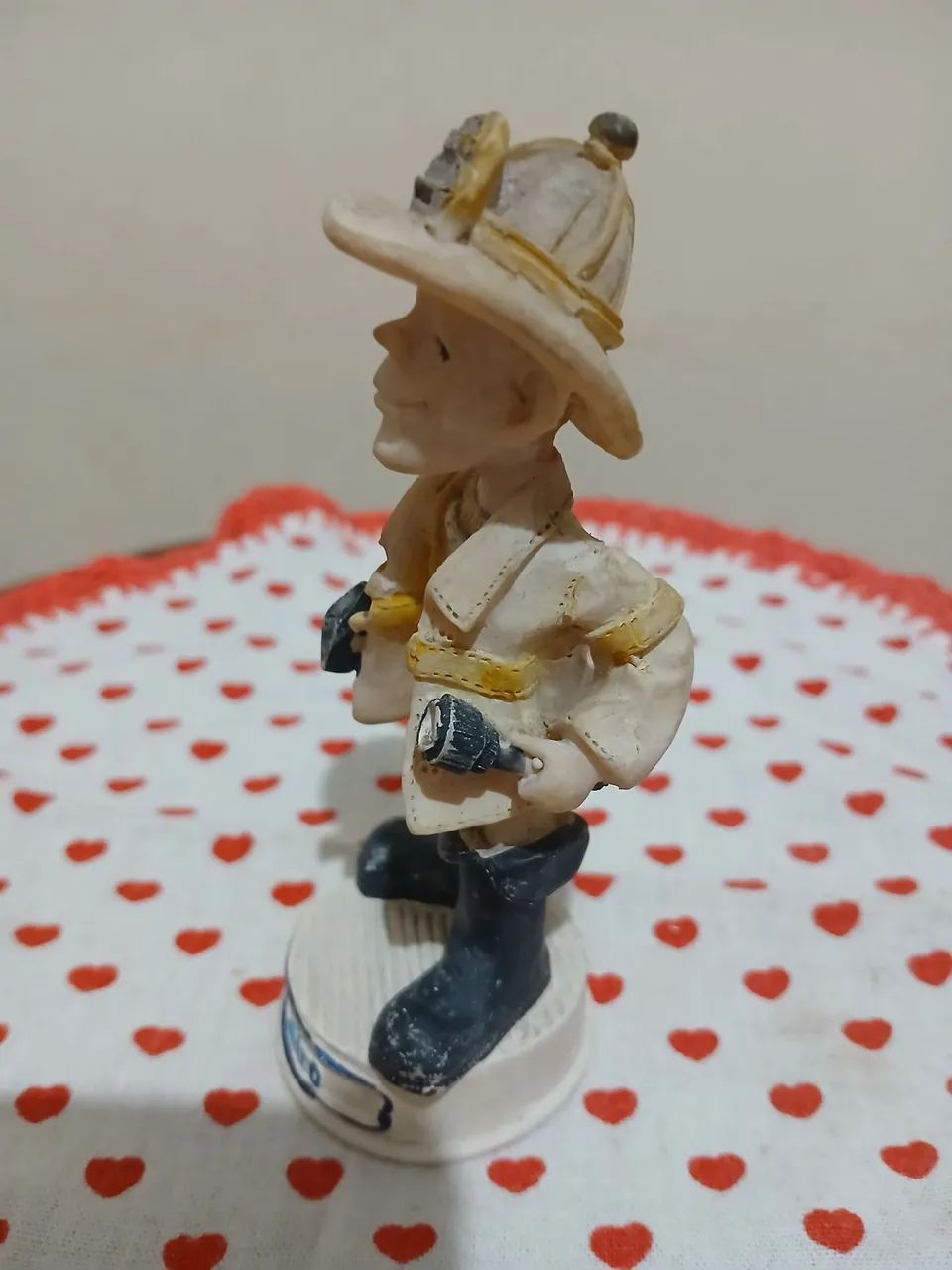 Bombeiro ( bibelô de resina) - Foto 4