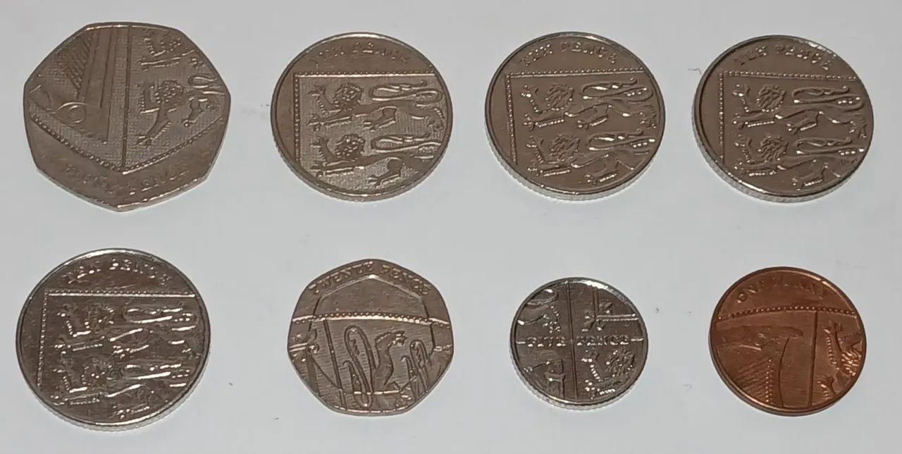 Lote com 8 moedas do Reino Unido