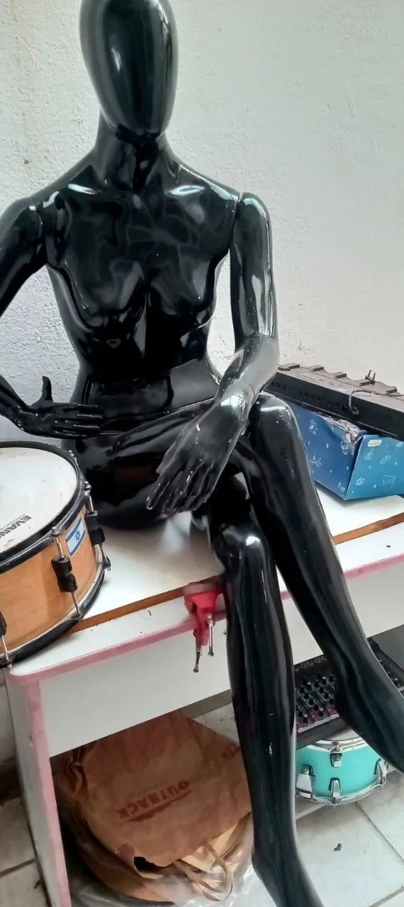 Manequim de fibra feminino sentada - Foto 2
