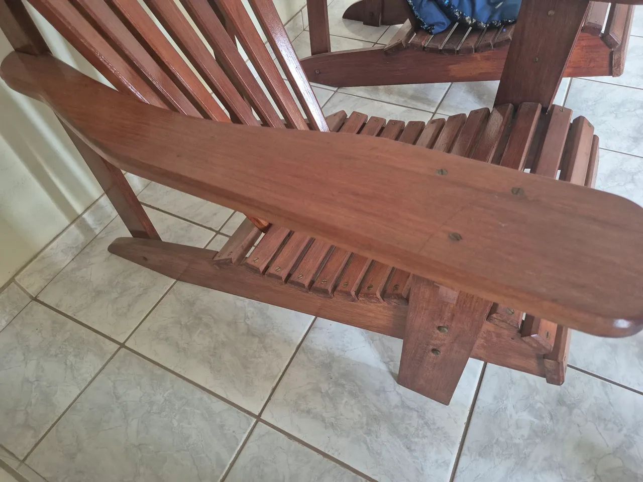 Vendo 2 ( duas ) cadeiras de madeira maciça  - Foto 2