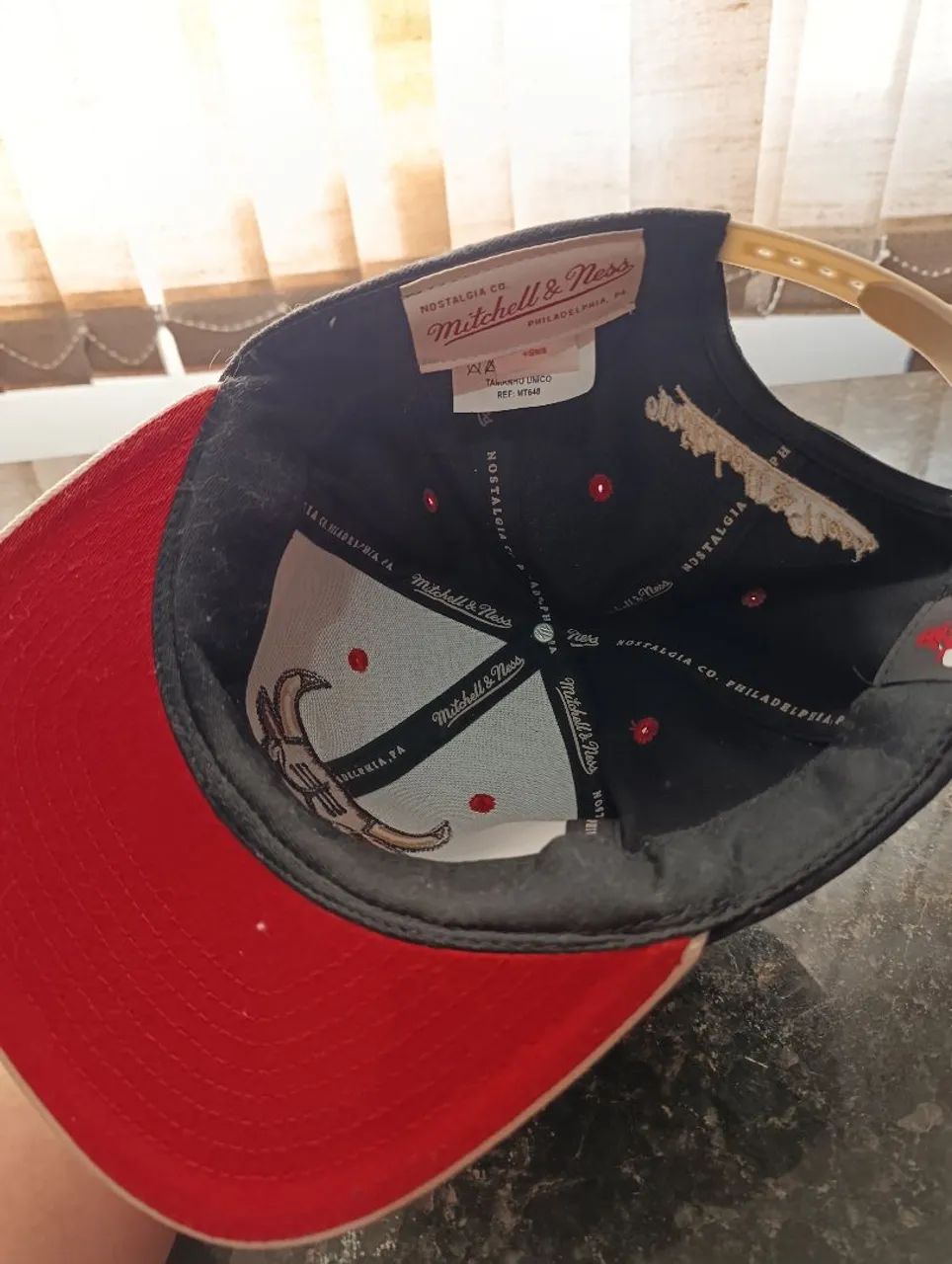 boné é o Mitchell & Ness Chicago Bulls Pin Drop Black/Cream Snapback - Foto 4