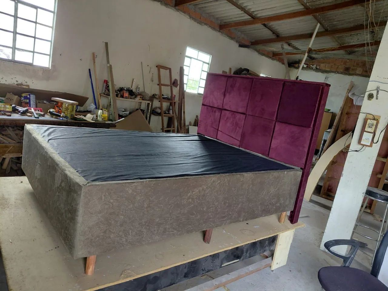 Base para Cama Box Casal com Pés de Madeira Maciça - Nova - Foto 2