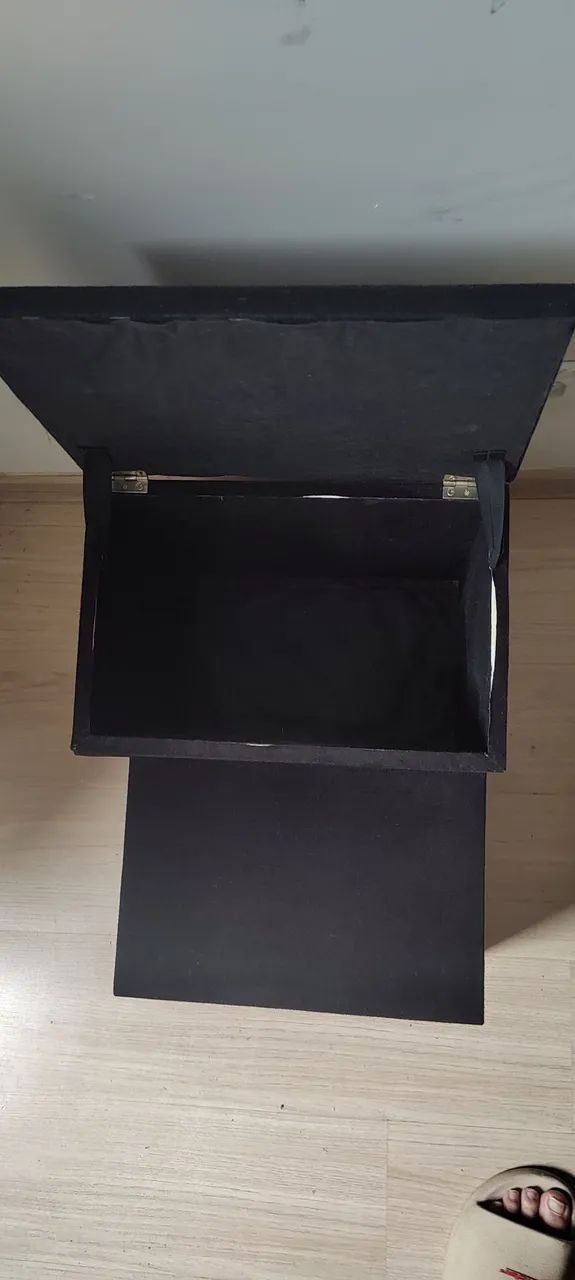 Escada aveludada com baú  - Foto 3