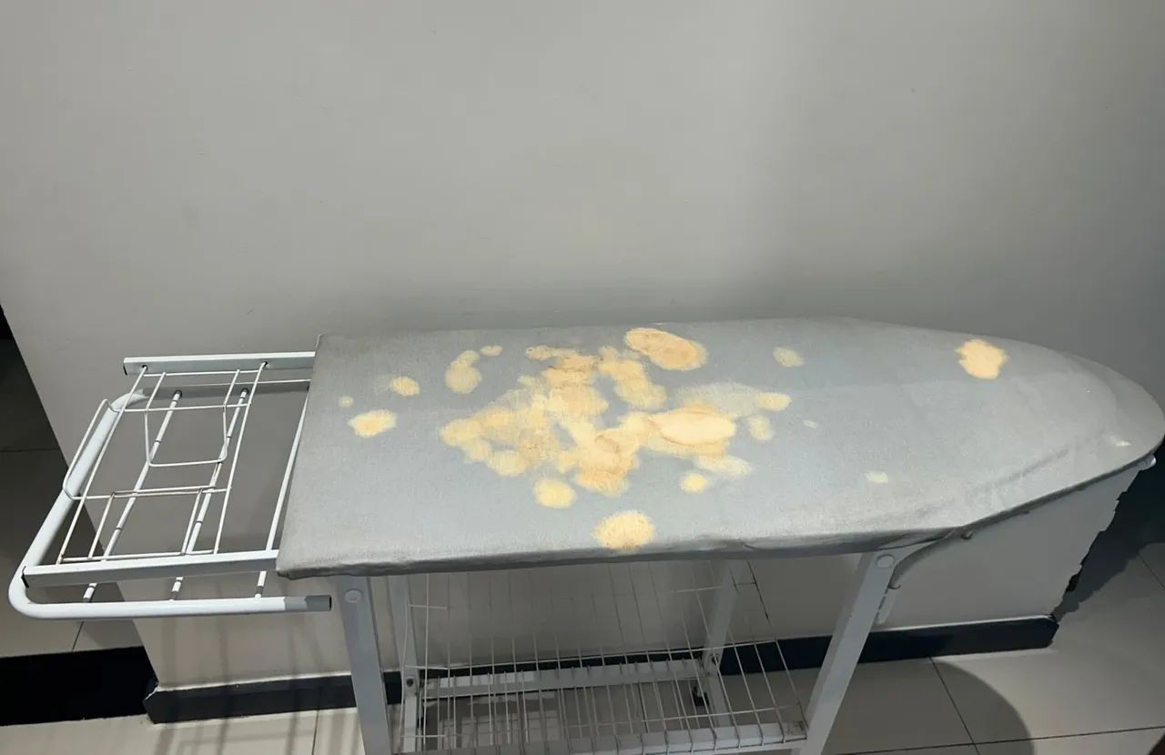 Mesa de passar roupa com suporte e prateleiras - Foto 2