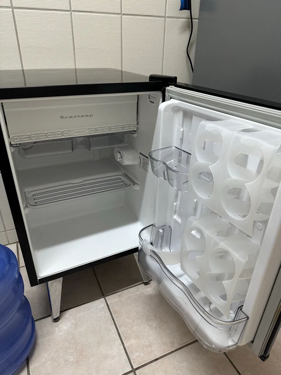 Frigobar Brastemp Preto Usado - Funcionando perfeitamente - Foto 5