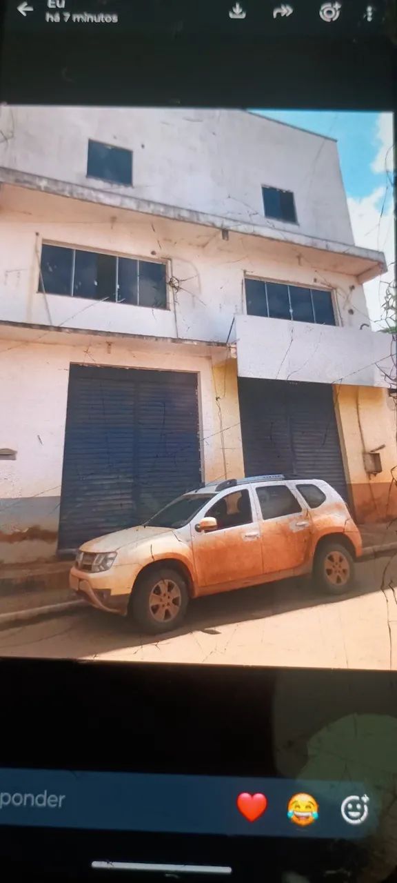 Prédio comercial com pátio 