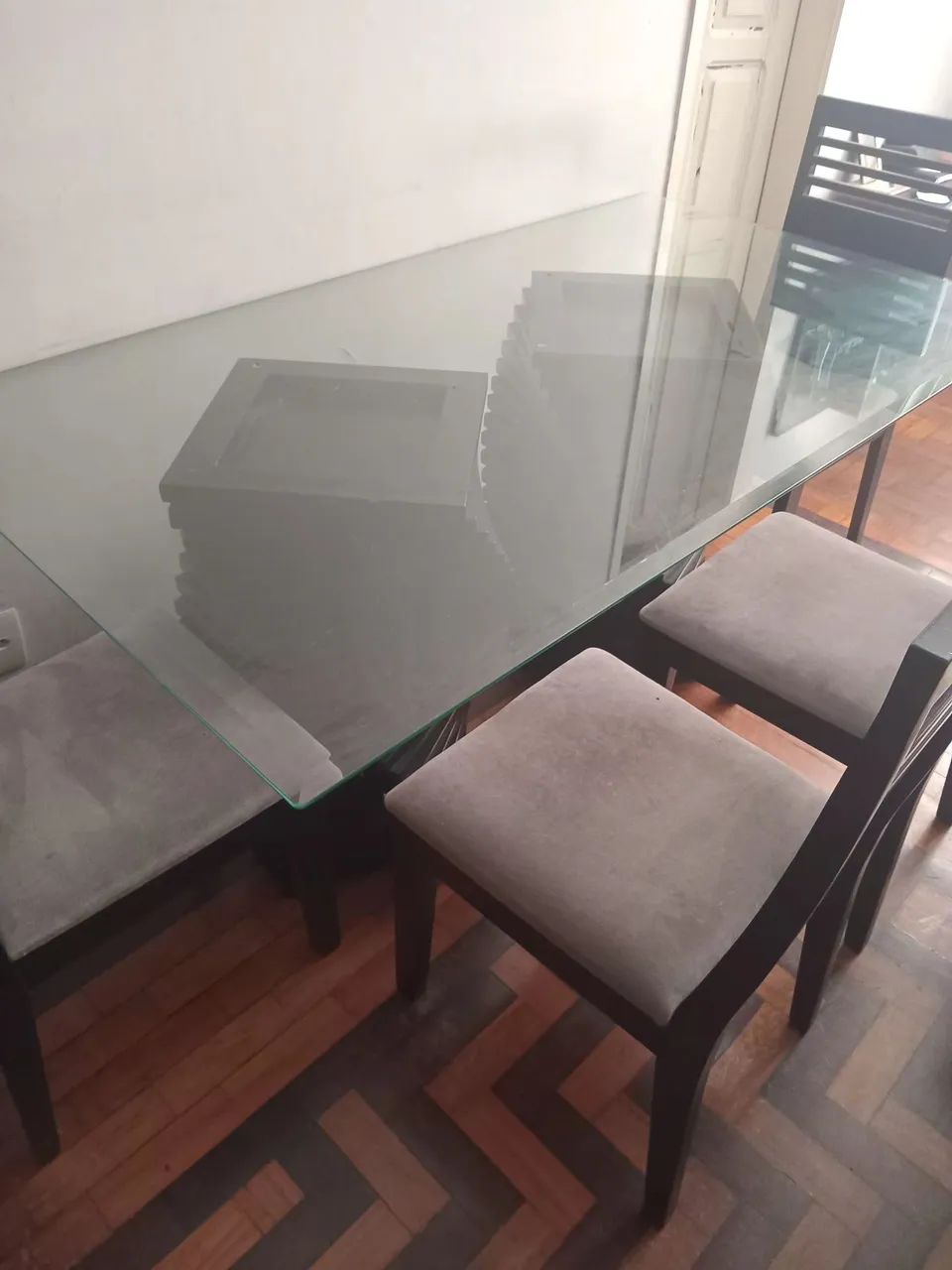 Mesa tampo se vidro com 6 cadeiras e aparador