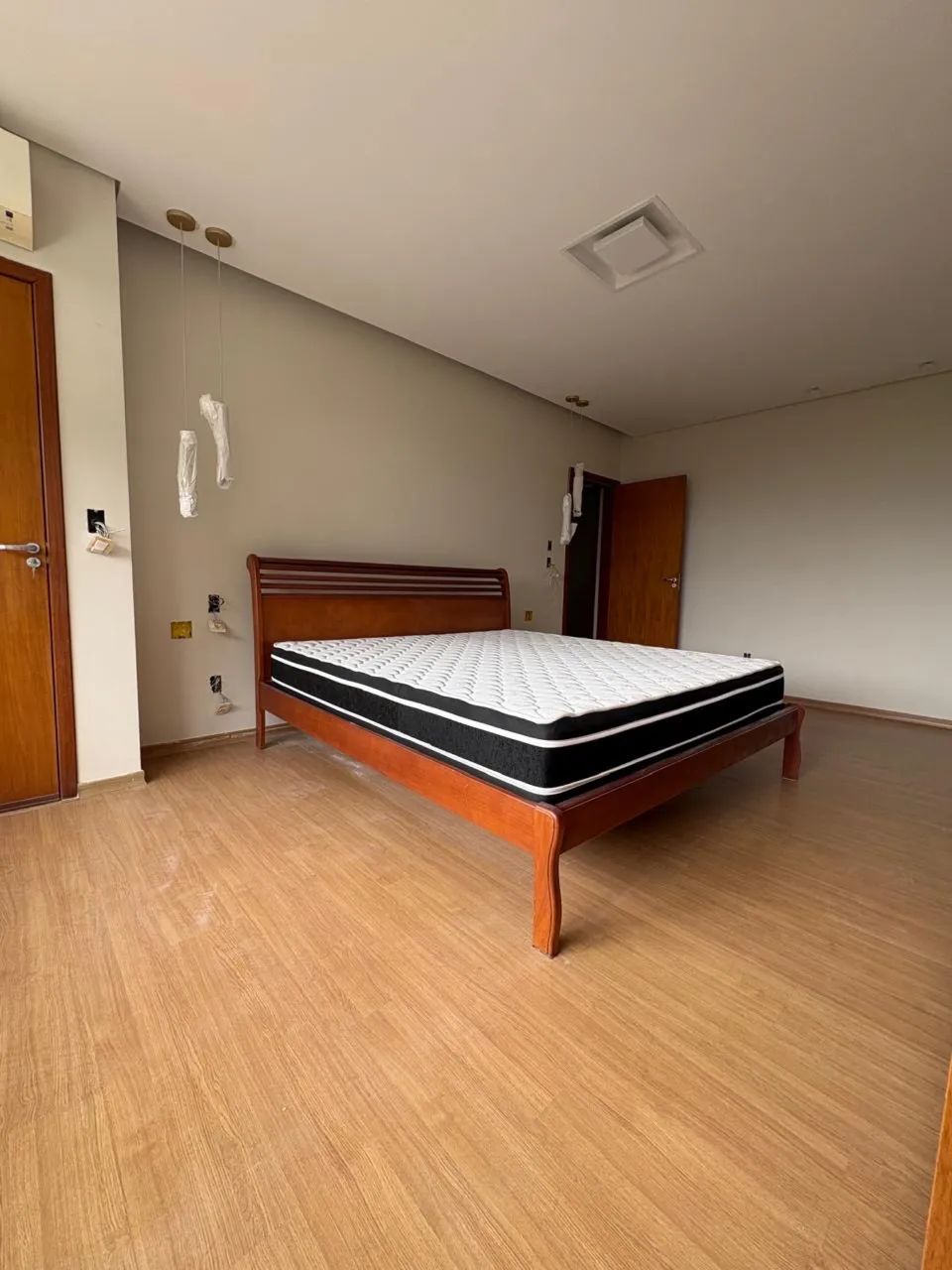 Cama super king com colchão e 2 mesas de cabeceira 