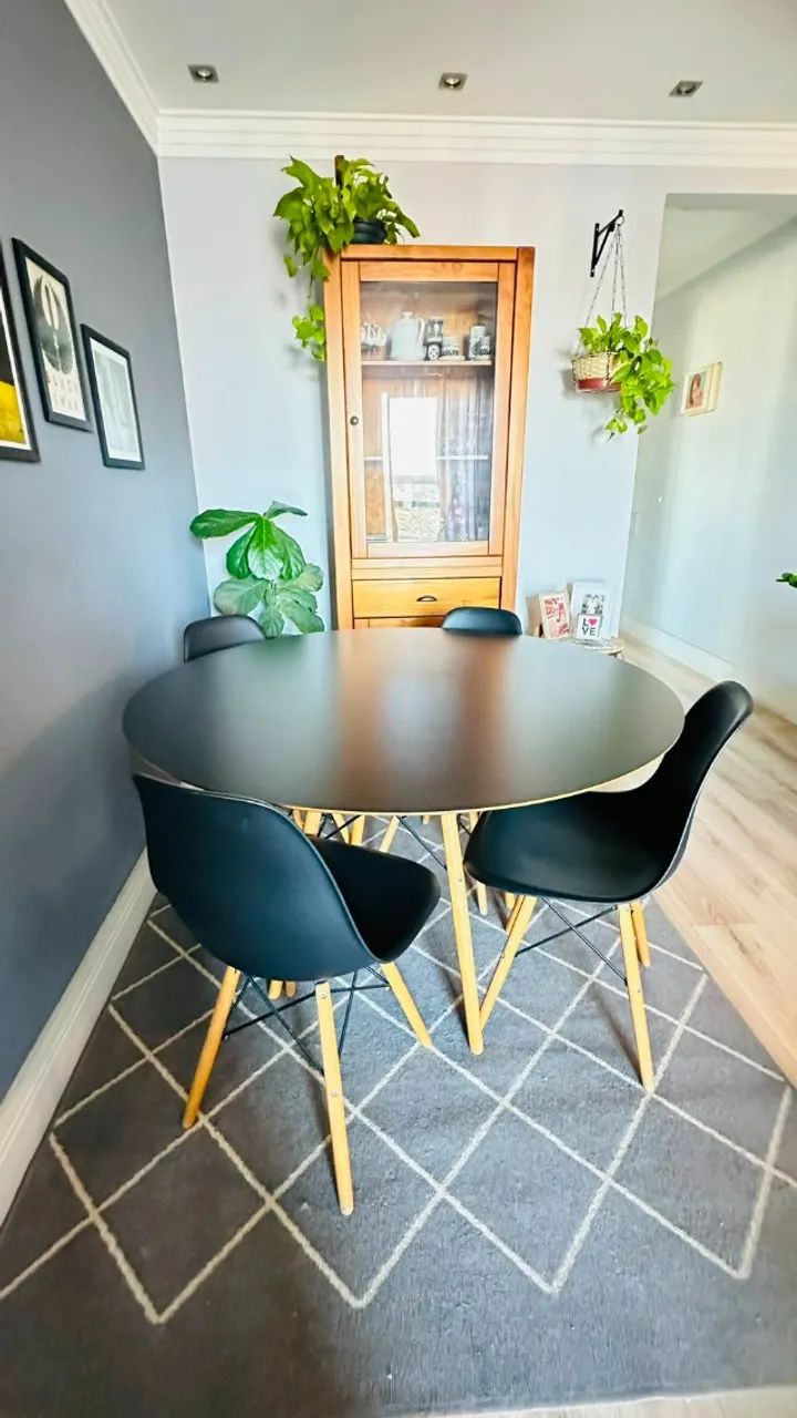 KIT COM 4 CADEIRAS EAMES DSW PRETA BASE MADEIRA - Foto 5